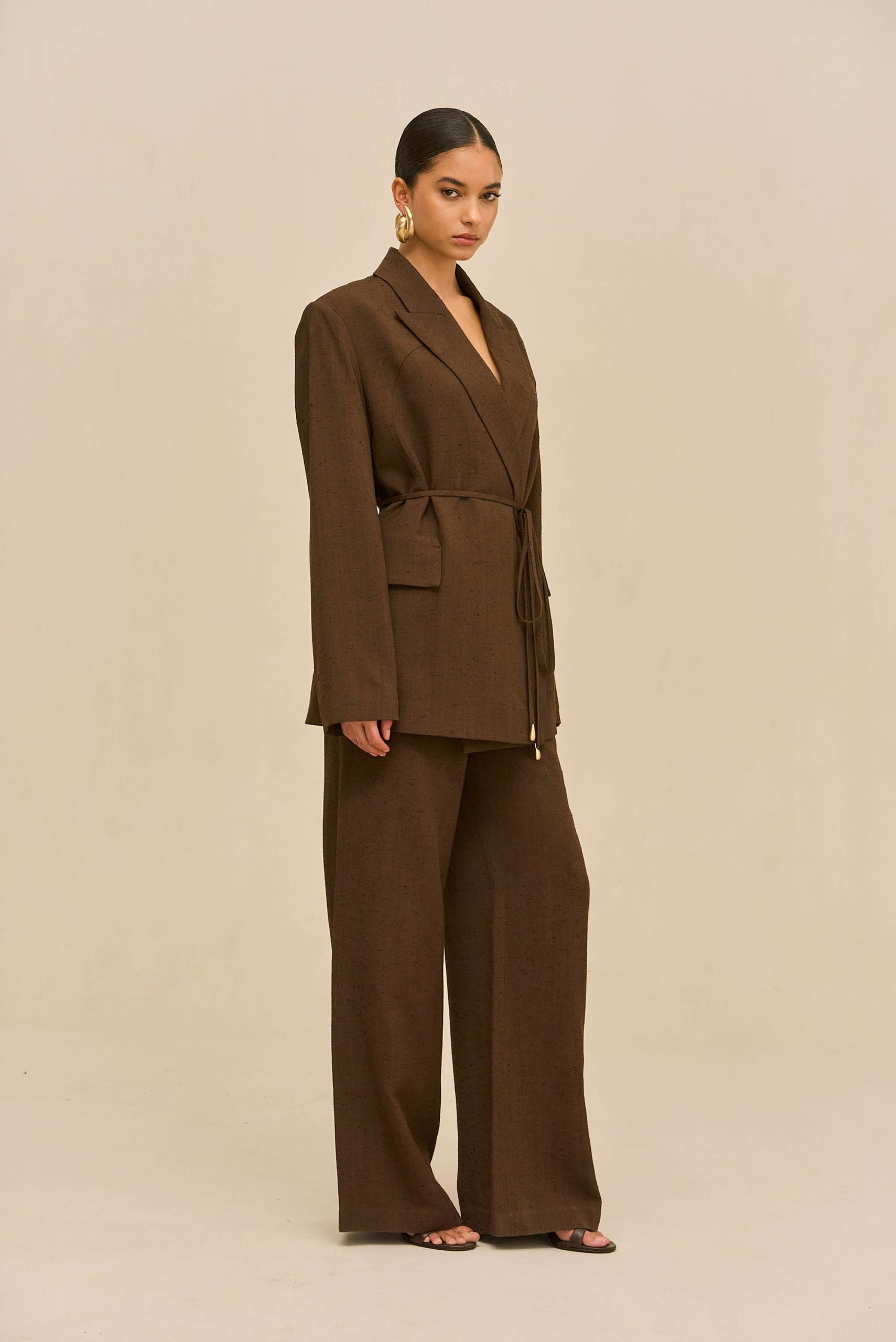 251118_DR_CG_PF26_LB_124_FARIM_BLAZER_KERALA_PANT_LUWAK_0023_WEBBED_84283976-a6cf-40aa-ba8c-82cd0043fa39-scaled