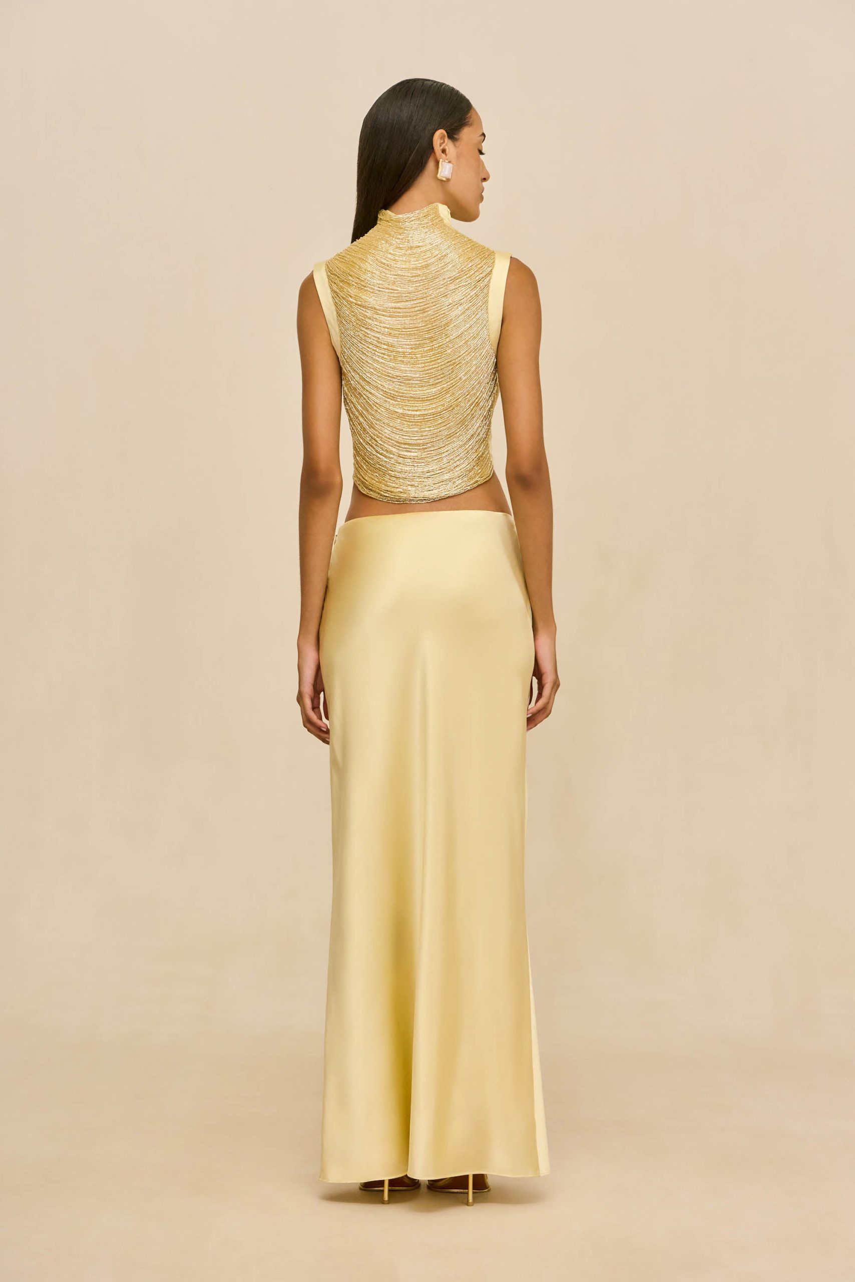 260121_DR_CG_SP_HS26_RESHT_113_TARAJI_TOP_CHANTEL_SKIRT_GLD_0042_WEBBED_fa60e54e-9af4-463b-8d8d-48c42924d8e0-scaled