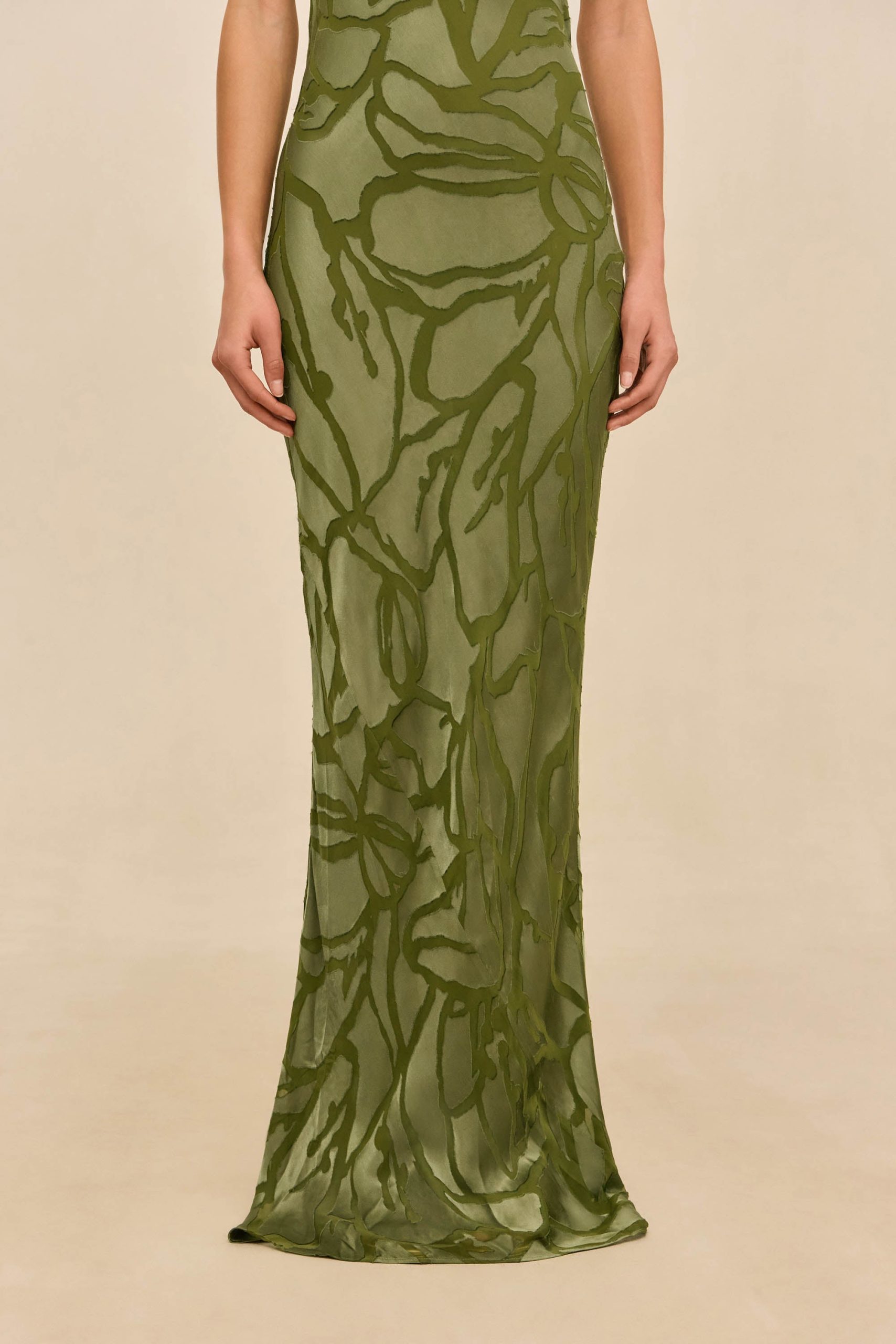 260319_DR_CG_53_ALI_GOWN_GRN_0010_WEBBED_b320d31e-8b6c-42e0-9e09-ac9edda1bf7a-scaled