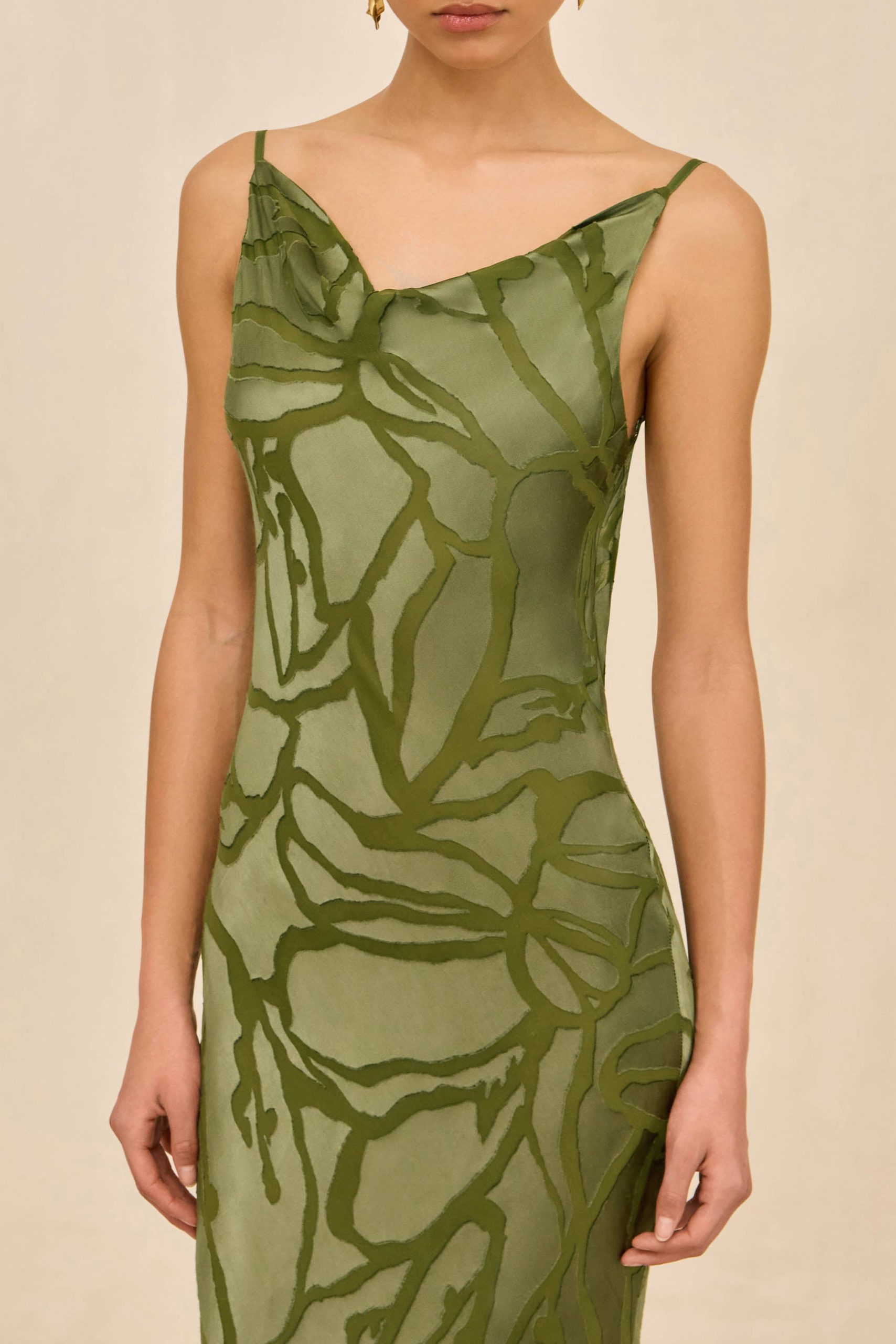 260319_DR_CG_53_ALI_GOWN_GRN_0013_WEBBED_a44fee53-45c8-4220-b6e9-cd607ab6a3ea-scaled