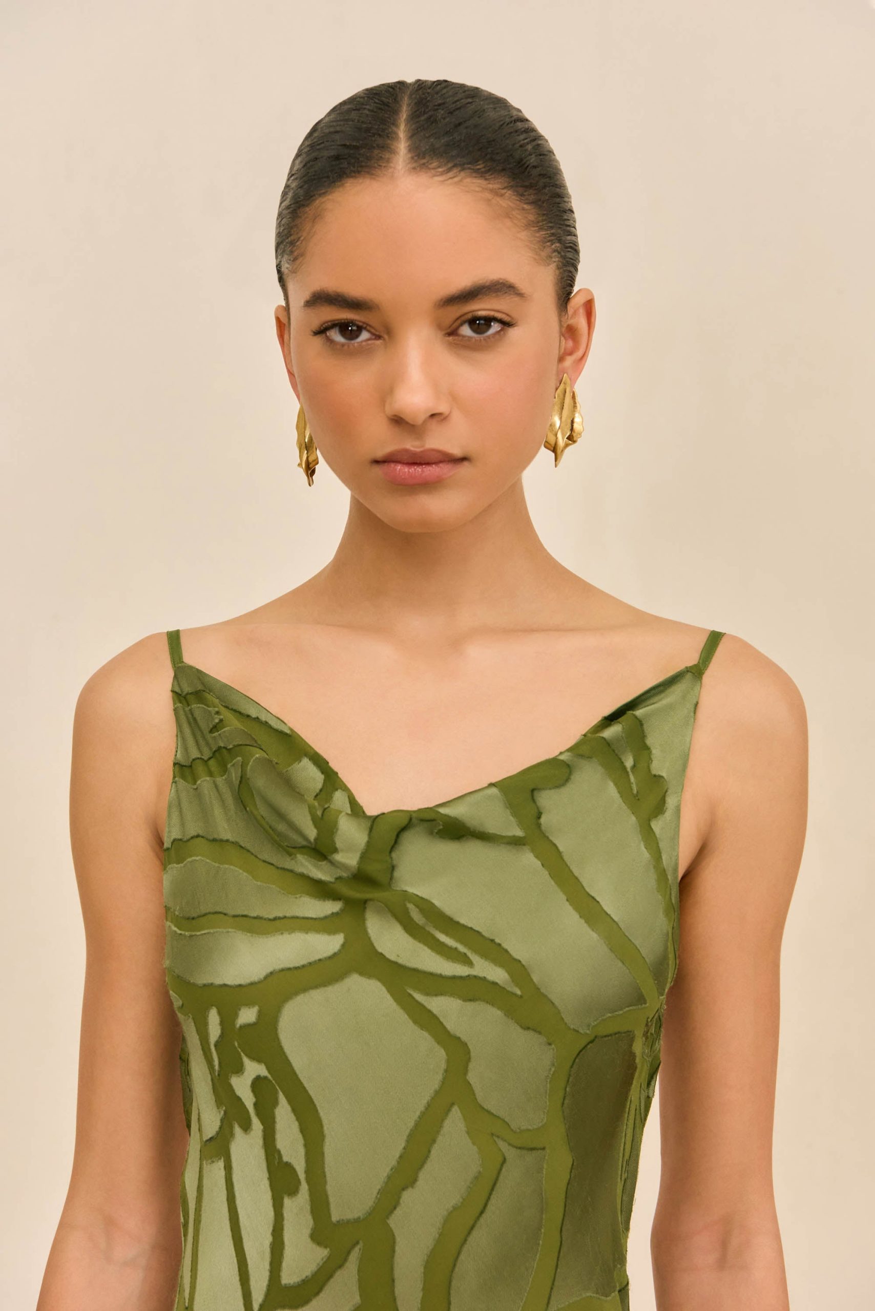 260319_DR_CG_53_ALI_GOWN_GRN_0016_WEBBED_a0125abe-7b4e-4f35-a643-c1b399baf588-scaled